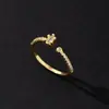 Anillo de perlas para mujer de diseño lujoso y ligero de nicho de alta gama, anillo de apertura ajustable con circonita chapada en oro creativo de moda europea y americana.