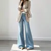Laranja jovem # Calça jeans feminina de corte solto, levemente flare, com efeito modelador e emagrecedor, projetada para cobrir as pernas, estilosa, casual, versátil e comprida