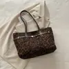 Bolso de Gamuza de Alta Gama para Mujer, Gran Capacidad, Moda Versátil de Hombro tipo Tote, Tendencia 2026 para el Trabajo