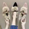 Zapatos peludos slip-on versátiles de estilo británico retro 2025 Nuevos zapatos de tacón grueso con punta para uso exterior en otoño e invierno
