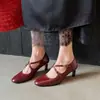 Zapatos de tacón alto de moda de nicho de 5.5 cm, nuevo modelo de verano 2026, punta redonda, tacón grueso, tira cruzada, elegantes zapatos pequeños de cuero