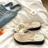 Nuevas chanclas de dibujos animados lindas y populares para niñas, versátiles y antideslizantes para uso exterior en verano, sandalias de dedo para la playa al por mayor