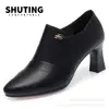 Sapatos de camada única de primavera sapatos de mãe salto médio salto alto sola macia moda boca profunda sapatos de trabalho de primavera e outono sapatos femininos sapatos de couro de alta qualidade para meia-idade