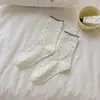 Novas meias de algodão MIU-style para outono e inverno, com renda e poá, apresentando um doce design de laço, comprimento até a panturrilha, versáteis, hipoalergênicas e macias, perfeitas para uso pós-parto