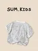 Camiseta Listrada Solta de Manga Curta Estilo Coreano de Verão para Meninos Novo Modelo 2026 para Crianças Pequenas e Médias Roupa de Verão com Bolso 3D Camiseta da Moda