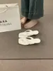 Sandalias Elegantes de Tacón Bajo Estilo Coreano para Mujer, Temporada Primavera/Verano 2026, Tira Fina, Adecuadas para Uso en Exteriores, Versátiles para el Trabajo, Estilo Slip-On con una Sola Tira
