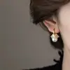 Pendientes florales de perlas etéreos con cierre de presión para mujer, diseño de nicho, tachuelas de lujo ligero, pendientes de estilo vintage de alta gama