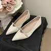 Sapatos de Noiva Planos de Cetim com Bico Fino para Mulheres, Novo Estilo 2026, Sapatos de Noiva com Salto Bloco, Salto Baixo Elegante, Sapatos Confortáveis para Madrinhas para Mulheres