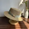 Sombrero de Paja Plano de Ala Ancha para Primavera y Verano para Mujer con Pequeña Decoración Floral, Hace que la Cara Parezca Más Pequeña, Sombrero de Paja para Viaje y Vacaciones, Sombrero de Protección Solar