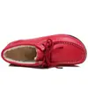 Suministro transfronterizo para Amazon: Zapatos de mujer de cuero genuino, suela blanda, con cordones, suela gruesa, diseñados para mujeres de mediana edad y mayores, venta al por mayor y exportación para comercio internacional