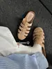 Chinelos fechados trançados para mulheres, para uso externo no verão, novo estilo primavera-verão 2026, chinelos preguiçosos de calçar fácil, sem salto, sapatos Birkenstock para mulheres
