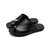 Comércio Exterior Chinelos Plus Size para Uso Externo Masculino Verão Novo Europeu Americano Fundo Plano Superfície de Couro PU Cobertura para os Dedos Sandálias Masculinas para Uso Externo