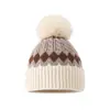 Nueva Colección Invierno 2026: Gorro Grueso de Lana Tejido Jacquard con Patrón de Diamantes en Bloques de Color y Pompones para Calidez y Protección de Orejas