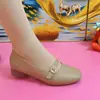 Zapatos populares para mujer para madres 2026, zapatos planos cómodos de suela blanda, nuevos zapatos versátiles de cuero, modernos zapatos de otoño poco profundos para mujeres de mediana edad