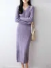 Nueva colección de otoño e invierno: Vestido de punto de manga larga con cuello en V de lana pura, con textura acanalada, corte ajustado, silueta favorecedora, versátil y hasta la rodilla.