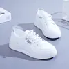 Tenis blancos para mujer, estilo de verano delgado, modelo nuevo 2026, versátiles, transpirables, suela suave, parte superior de piel, tenis deportivos de suela gruesa Q1639