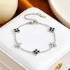 Pulseira de aço titânio com trevo de quatro folhas e strass para mulheres, best-seller transfronteiriço europeu e americano, joia requintada de luxo leve, pulseira versátil estilo europeu e americano