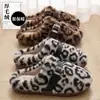 Chinelos de Algodão Fechados com Estampa de Leopardo e Pelúcia para Mulheres, de Inverno com Acabamento em Couro e Fivela de Metal, Chinelos Peludos Antiderrapantes para Casa no Inverno