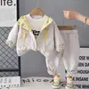Conjunto de Roupa para Bebê Menino Primavera e Outono 2026 Novo Estiloso Jaqueta Listrada de Outono para Bebê Conjunto de Três Peças Tendência Chique Roupa Infantil