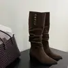 2026 Diseño Otoño/Invierno Velour Piel Suave Punta Fina Tacón Grueso Caña con Remaches Hasta la Rodilla Tacón Medio Botas Largas Mujer
