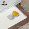 Anillo de calcedonia amarillo hielo de alta calidad para mujer con incrustaciones de jade amarillo y ámbar, con un cabujón ovalado grande, que ofrece una sensación de lujo ligero y alta gama