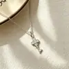 Collar de trébol de cuatro hojas de plata de ley s925 para mujer, lujo ligero, moda de alta gama, cadena versátil para la clavícula, elegante collar de llave de nicho