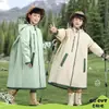 Impermeable infantil para niños y niñas, estilo largo, impermeable de cuerpo completo, a prueba de lluvia, con espacio para mochila, poncho portátil para uso escolar