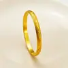 Pulsera estilo chino chapada en oro antiguo con intrincados grabados, que ofrece un aspecto lujoso y sofisticado. Este brazalete sólido de estilo abierto es versátil y no se decolorará con el tiempo.