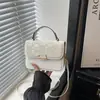 Bolsa de ombro texturizada retrô, novo modelo 2026, bolsa de mão estilosa com grande capacidade, adequada para uso casual e para o trabalho, estilo crossbody ou de mão, para mulheres