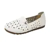 Zapatos individuales populares de comercio exterior transfronterizo, zapatos de malla hueca transpirables, suela suave, parte superior suave, zapatos slip-on antideslizantes para mujeres de mediana edad y ancianas