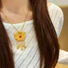Tienda de Oro Mismo Estilo Colgante Chapado en Oro con Flor de Rubí Borla de Hilo Cadena para Suéter para Mujer, Nueva Joyería con Forma de Candado Estilo Palacio