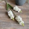 [Material de flor blanca] Arreglo floral de hortensia, rosa, flor de pasto escarchado con decoración de material de hoja de niebla de techo de pasto, flor de simulación para boda