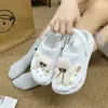 Nuevos Elegantes Dibujos Animados Beige Peludo Lazo Oso Lindo Versátiles Zuecos DIY Lindos Charms para Zapatos Ins