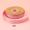 Cinta Acanalada de Estilo Coreano Dorada Estampada en Inglés al por Mayor Cinta Acanalada de Seda de 2.5 cm para Caja de Regalo Decoración de Empaque de Flores