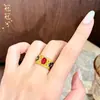 Anillo de Trébol de Cuatro Hojas con Rubí del Mismo Estilo de la Joyería, Anillo Ajustable para Mujer con Filigrana de Cobre Chapado en Oro Color Esmalte Que No Se Desvanece por Mucho Tiempo