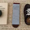 Meias versáteis de cano médio, meias listradas color-block estilosas estilo coreano, meias largas femininas, perfeitas para outono e inverno, e combinam bem com sandálias Birkenstock