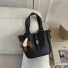 Bolso cruzado de hombro minimalista transfronterizo para mujer con un toque de alta gama, bolso tipo cubo clásico para niñas, estilo de nicho versátil y de alta gama