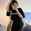 Camiseta Feminina Branca com Letra Pesada Manga Curta 2024 Nova Verão Comprimento Médio Solta Estilo Americano Retrô Top de Algodão
