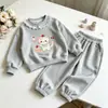 Conjunto Nuevo de Primavera y Otoño para Niñas 2026, Ropa Elegante para Bebés, Conjunto de Dos Piezas con Sudadera de Manga Larga de Dibujos Animados para Niños, Moderno