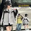 Chaqueta con Capucha de Bloques de Color de Moda para Niñas Primavera y Otoño 2026 Nueva Cortavientos Infantil de Otoño con Cremallera y Parches de Color Contrastante