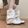 As deslumbrantes botas curtas brancas da Chuyuji para mulheres, novo modelo 2026, perfeitas para combinar com saias, botas de salto com rebites que chamam a atenção, botas de equitação