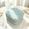 Venta al por mayor de cajas cuadradas portátiles de joyería listas para usar de comercio exterior, cajas de almacenamiento de joyería de terciopelo, cajas estilo lujo ligero para pendientes, pulseras y accesorios para el cabello