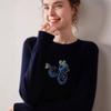 Novo Suéter de Cashmere 100% Outono/Inverno 2025 Feminino Gola Redonda Bordado Solto Elegante Clássico Tricô Camada Base