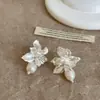Pendientes de Flor de Metal Líquido Inspirados en el Diseño con Perlas de Agua Dulce para Mujer, Pendientes Vintage de Lujo Ligero, de Moda, Tendencia, Versátiles