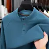 Nueva sudadera de terciopelo cepillado para otoño e invierno para hombre, casual y sencilla, con cuello alto y diseño de tres botones, ropa de hombre cálida y elegante