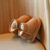 Botas de neve infantis 2026 novos sapatos de inverno para meninas com forro de fleece e design espessado, sapatos de algodão para meninos, sapatos de bebê integrados de couro e pele