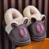 Sapatos de algodão infantis para meninos, superfície de couro, impermeáveis, pelúcia grossa, quentes, design de desenho animado, sapatos de algodão com calcanhar fechado, em estoque, disponíveis para dropshipping