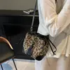 Bolso Cubo Retro de Estampado de Leopardo de Nicho para Mujer 2025 Nuevo Estilo de Alta Gama Bolso Cruzado de Hombro de Moda para Viajar