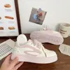 Zapatillas de entrenamiento alemanas de suela gruesa con bloques de color para mujer, modelo nuevo 2025, zapatillas casuales blancas para primavera y otoño, zapatillas versátiles y lindas que combinan bien con faldas.