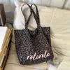 Bolso de hombro nuevo y elegante con estampado de leopardo 2026, bolso tote de gran capacidad con diseño de letras, perfecto para el trabajo y los desplazamientos, un bolso de mano de moda